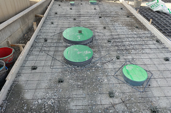 土間コンクリートの強度確保のために敷設された溶接金網とスペーサーブロック