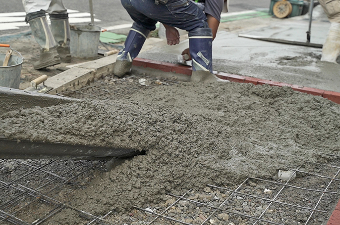 コンクリートを流し込む作業工程