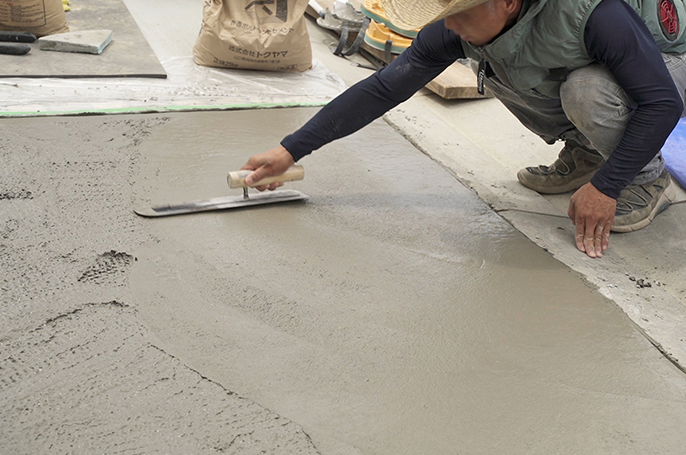 土間コンクリートの仕上げ加工をする様子