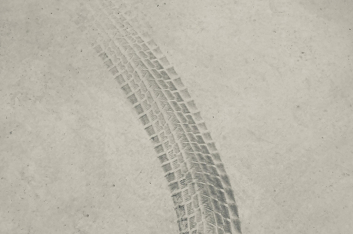 土間コンクリートについたタイヤ痕