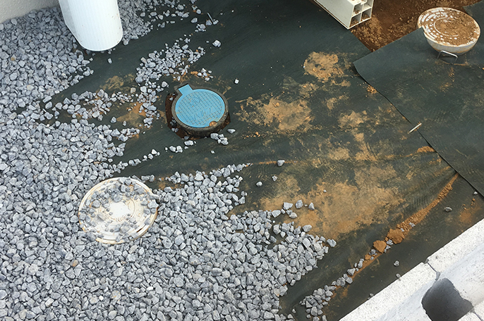 防草シートと砂利敷きの相乗効果