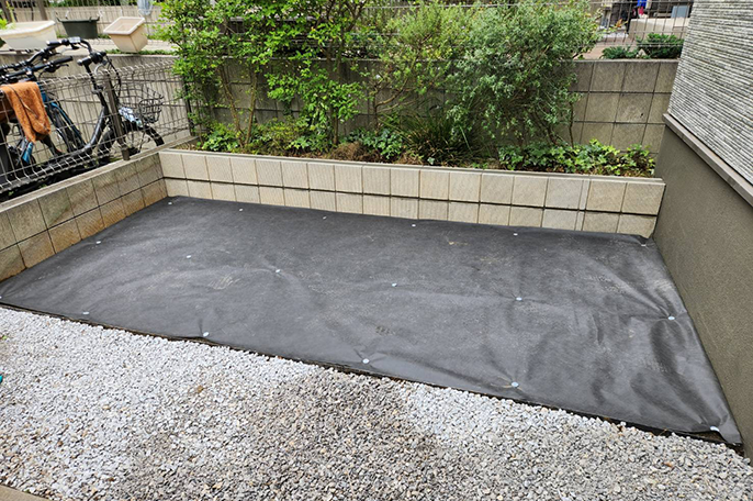 防草シートを敷いた地面