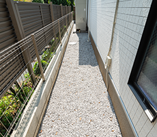 犬走りの防草シート・砂利敷き工事例