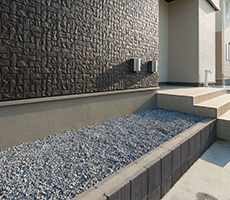 土留めの防草シート・砂利敷き工事例