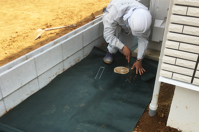 防草シートを敷く