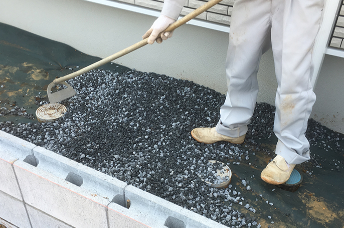 砂利・砕石を敷き詰める