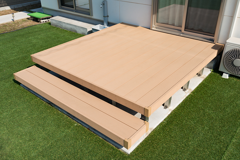 住まいと庭をつなぐ屋外テラスとして設置されるウッドデッキ