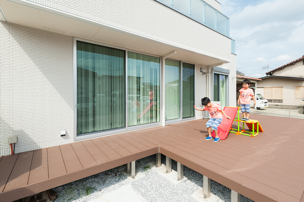 家族で安心して利用できるウッドデッキ