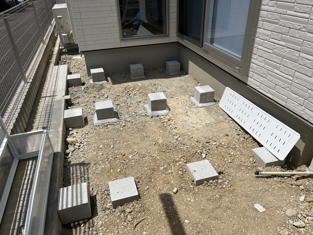 床下を工事する