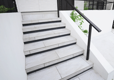 滑りやすい階段の踏面に敷設されたコンクリート平板