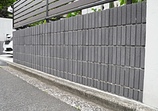 フェンスの土台として設置されたコンクリートブロック