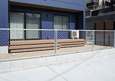 フェンスの基礎としてコンクリートブロックを設置した境界