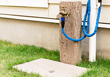 古木でお庭のワンポイントデザインになった立水栓