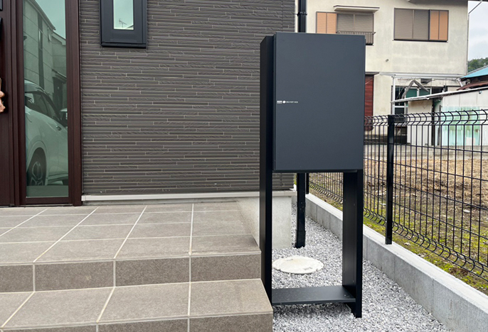 門柱やポストと別に設置したポール型宅配ボックス