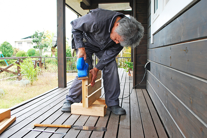 DIYで木材をやする職人