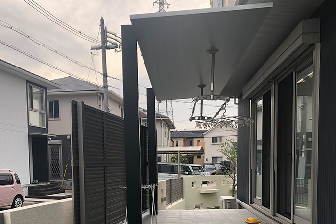 独立型の「LIXIL テラスSC」を軒に重ねて施工。雨の降り込みを防ぎます。