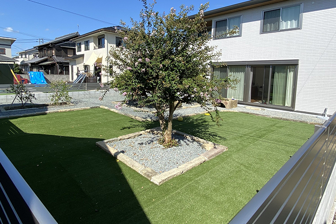 長年雑草だらけだった足元を人工芝へリフォームしたお庭