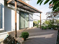 雨に強い屋根付きのお庭