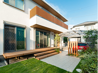 ウッドデッキのある庭