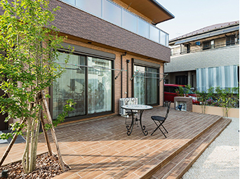 タイルデッキのある庭