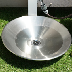 ゴム栓で排水口を塞いだガーデンパン