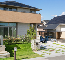 芝目地がお庭との一体感を生む出す広々駐車スペースとアプローチ（門周り・アプローチ）