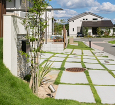 芝目地がお庭との一体感を生む出す広々駐車スペースとアプローチ（門周り・アプローチ）