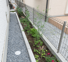 家全体を彩る植栽と家庭菜園（裏庭の家庭菜園）