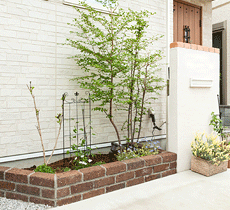 アプローチに華を添える花壇