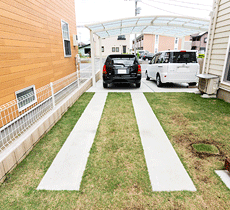 駐車スペースとしても利用できるお庭