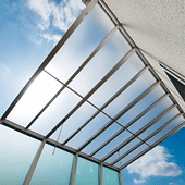 強い日差しを柔らかな光に変えるテラス屋根