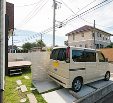 お庭との一体感も感じられる駐車スペース