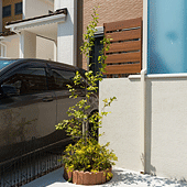 駐車スペースに優しく寄り添う花壇