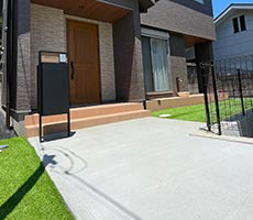 土間コンクリートで舗装したアプローチ