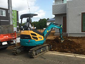 土を掘削する様子