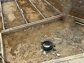 土間コンクリートの精度を左右する型枠（コンパネ）の設置風景