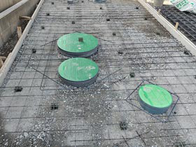 土間コンクリートの強度確保のために敷設された溶接金網とスペーサーブロック