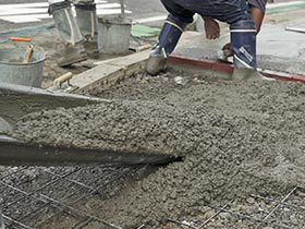 コンクリートを流し込む作業工程