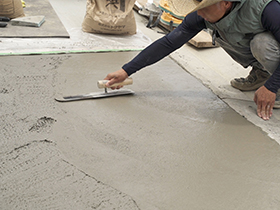土間コンクリートの仕上げ加工をする様子