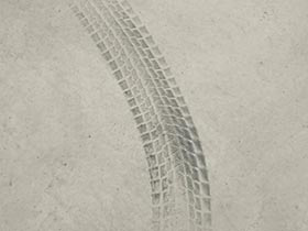 土間コンクリートについたタイヤ痕