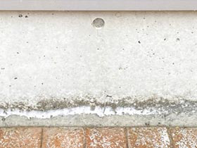 土間コンクリートに起こる白華現象
