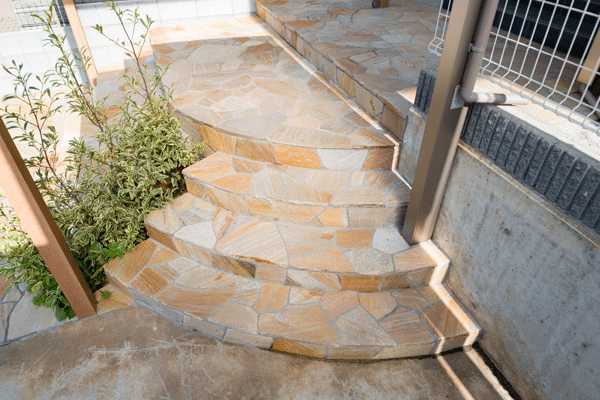 乱形石の施工 外構工事のガーデンプラス